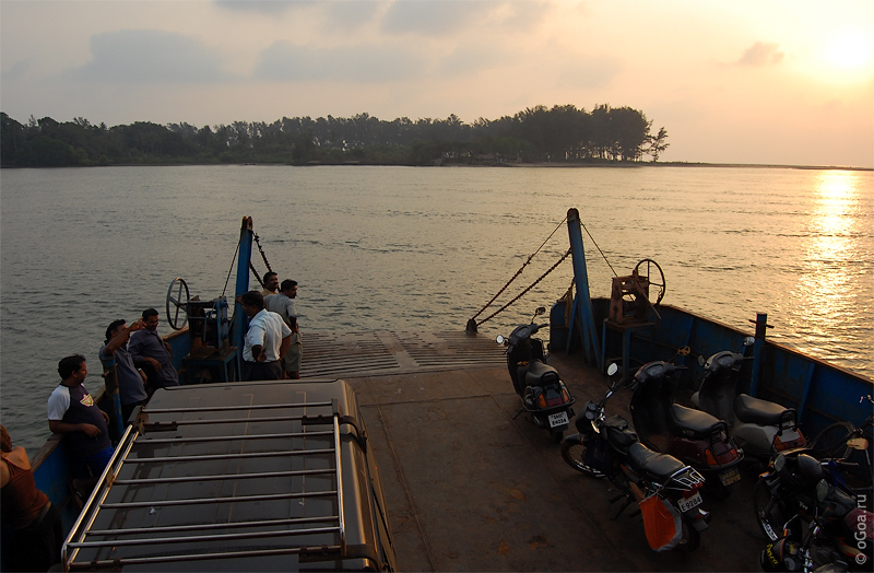 Паром в Махараштру через реку Тереколь (Querim-Terekhol ferry)