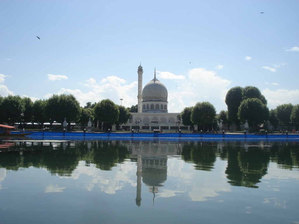 Мечеть Хазрад бал. Вид с озера 2