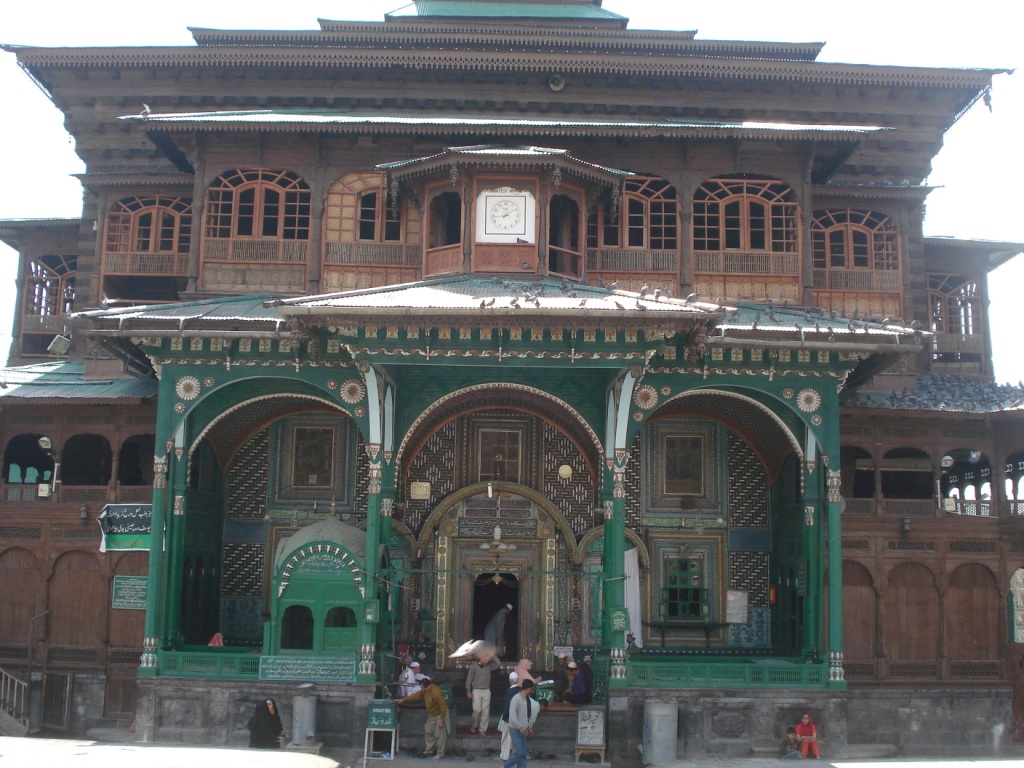 Мечеть Шахи Хамдан. Вид от входа