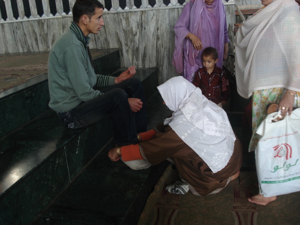 Мечеть. Жена омывает ноги мужу