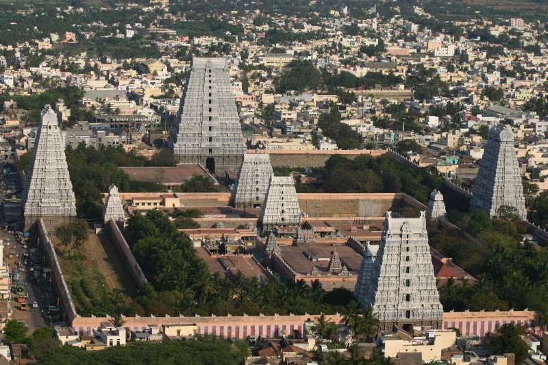 Тируваннамалаи. Вид с Аруначалы на храм Шивы.
