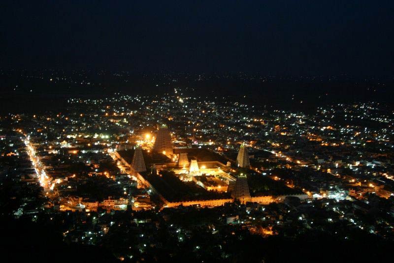 Тируваннамалаи. Вид на ночной город и храм Шивы.